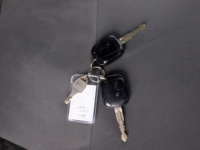 フォワード 　３．０５トン　冷蔵冷凍車　－３０℃　５７０　標準幅　格納パワーゲート　ＰＧラジコン　両側サイドドア　システムフロア　ラッシング２段　　衝突軽減　坂道補助　キーレス　アルミホイール　３０５０ｋｇ　ＡＴ（52枚目）