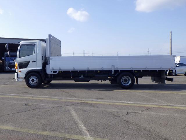 ヒノレンジャー 　３．７トン　平ボディー　アルミＨｉブロック　標準キャブ　荷台標準幅　６００ボディー　リアエアサス　床板　あおり開閉補助装置　荷台埋込みフック１４対　スタンション穴３個　保証書　３７００ｋｇ　６ＭＴ（4枚目）