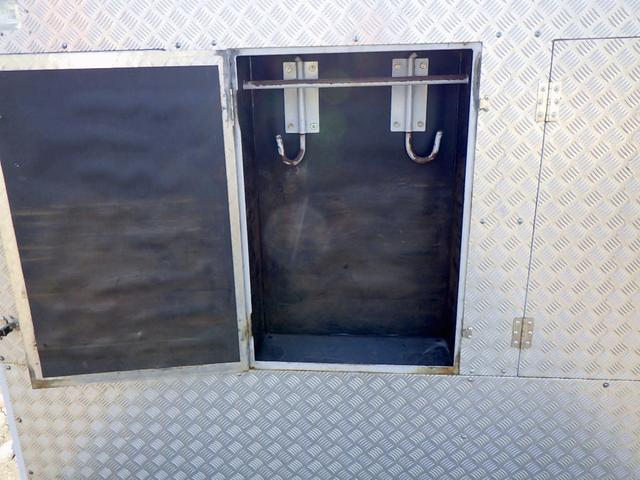 ヒノレンジャー 　３．７トン　平ボディー　アルミＨｉブロック　標準キャブ　荷台標準幅　６００ボディー　リアエアサス　床板　あおり開閉補助装置　荷台埋込みフック１４対　スタンション穴３個　保証書　３７００ｋｇ　６ＭＴ（16枚目）