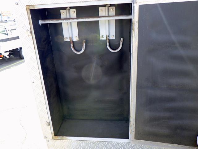 ヒノレンジャー 　３．７トン　平ボディー　アルミＨｉブロック　標準キャブ　荷台標準幅　６００ボディー　リアエアサス　床板　あおり開閉補助装置　荷台埋込みフック１４対　スタンション穴３個　保証書　３７００ｋｇ　６ＭＴ（18枚目）