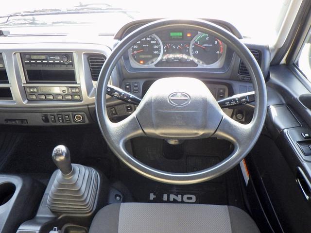 ヒノレンジャー 　３．７トン　平ボディー　アルミＨｉブロック　標準キャブ　荷台標準幅　６００ボディー　リアエアサス　床板　あおり開閉補助装置　荷台埋込みフック１４対　スタンション穴３個　保証書　３７００ｋｇ　６ＭＴ（21枚目）