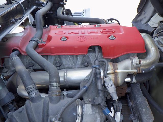 ヒノレンジャー 　３．７トン　平ボディー　アルミＨｉブロック　標準キャブ　荷台標準幅　６００ボディー　リアエアサス　床板　あおり開閉補助装置　荷台埋込みフック１４対　スタンション穴３個　保証書　３７００ｋｇ　６ＭＴ（42枚目）