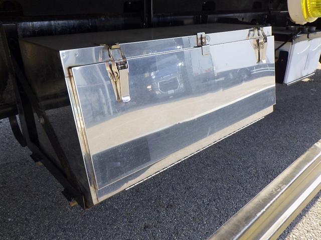 ヒノレンジャー 　３．７トン　平ボディー　アルミＨｉブロック　標準キャブ　荷台標準幅　６００ボディー　リアエアサス　床板　あおり開閉補助装置　荷台埋込みフック１４対　スタンション穴３個　保証書　３７００ｋｇ　６ＭＴ（50枚目）