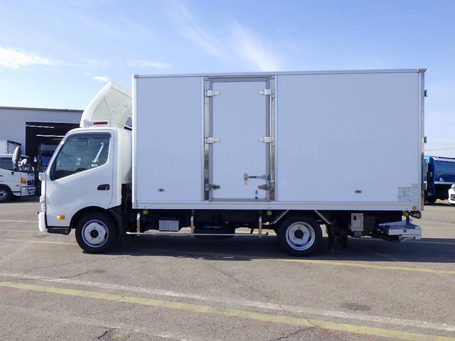 デュトロ ベースグレード 2トン 保冷バン ワイドロング 格納パワーゲート リモコン 床アルミ縞板張り サイドマーカー3対 LEDヘッドライト 衝突被害軽減ブレーキ バックモニター 保証書 取説 2000kg 3人乗 6MT(6枚目)