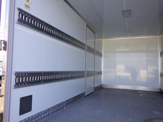 デュトロ ベースグレード 2トン 保冷バン ワイドロング 格納パワーゲート リモコン 床アルミ縞板張り サイドマーカー3対 LEDヘッドライト 衝突被害軽減ブレーキ バックモニター 保証書 取説 2000kg 3人乗 6MT(9枚目)