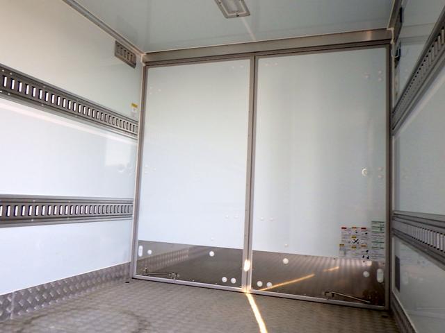 デュトロ ベースグレード 2トン 保冷バン ワイドロング 格納パワーゲート リモコン 床アルミ縞板張り サイドマーカー3対 LEDヘッドライト 衝突被害軽減ブレーキ バックモニター 保証書 取説 2000kg 3人乗 6MT(13枚目)