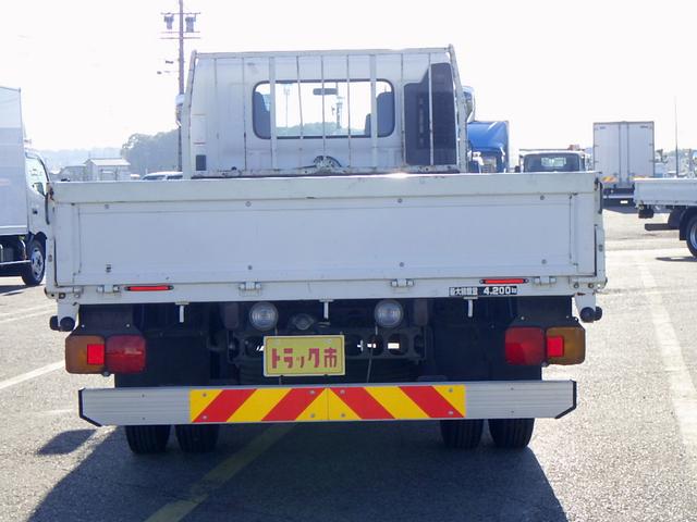 ヒノレンジャー 4.2トン 平ボディー 標準 580 床板張り 左右アオリバランサー ロープ通し穴4対 埋込フック4対 坂道発進補助装置 室内蛍光灯 運転席天井コンソール 純正ラジオ ETC 4200kg 6MT(7枚目)