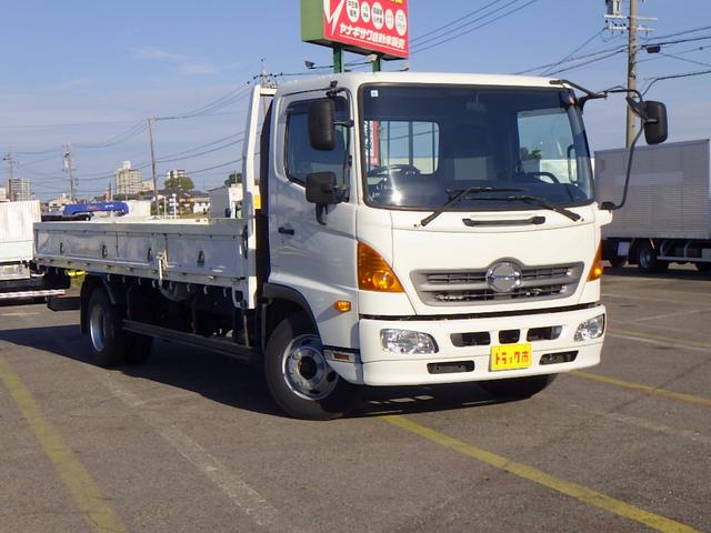 ヒノレンジャー 4.2トン 平ボディー 標準 580 床板張り 左右アオリバランサー ロープ通し穴4対 埋込フック4対 坂道発進補助装置 室内蛍光灯 運転席天井コンソール 純正ラジオ ETC 4200kg 6MT(9枚目)