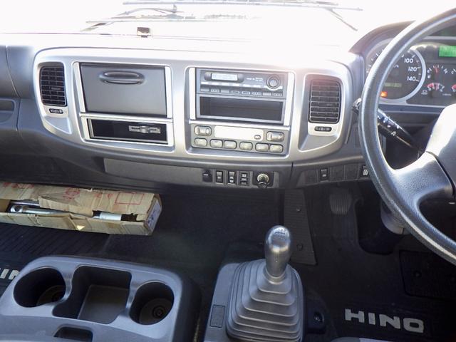 ヒノレンジャー 4.2トン 平ボディー 標準 580 床板張り 左右アオリバランサー ロープ通し穴4対 埋込フック4対 坂道発進補助装置 室内蛍光灯 運転席天井コンソール 純正ラジオ ETC 4200kg 6MT(18枚目)