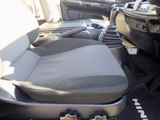 ヒノレンジャー 4.2トン 平ボディー 標準 580 床板張り 左右アオリバランサー ロープ通し穴4対 埋込フック4対 坂道発進補助装置 室内蛍光灯 運転席天井コンソール 純正ラジオ ETC 4200kg 6MT(19枚目)