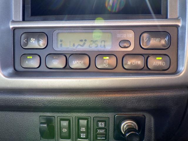 ヒノレンジャー 4.2トン 平ボディー 標準 580 床板張り 左右アオリバランサー ロープ通し穴4対 埋込フック4対 坂道発進補助装置 室内蛍光灯 運転席天井コンソール 純正ラジオ ETC 4200kg 6MT(22枚目)