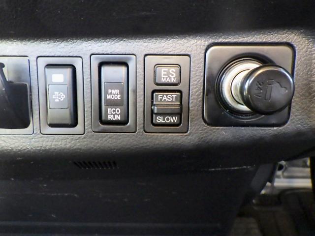 ヒノレンジャー 4.2トン 平ボディー 標準 580 床板張り 左右アオリバランサー ロープ通し穴4対 埋込フック4対 坂道発進補助装置 室内蛍光灯 運転席天井コンソール 純正ラジオ ETC 4200kg 6MT(23枚目)