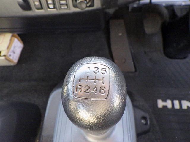 ヒノレンジャー 4.2トン 平ボディー 標準 580 床板張り 左右アオリバランサー ロープ通し穴4対 埋込フック4対 坂道発進補助装置 室内蛍光灯 運転席天井コンソール 純正ラジオ ETC 4200kg 6MT(29枚目)