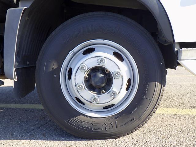 ヒノレンジャー 4.2トン 平ボディー 標準 580 床板張り 左右アオリバランサー ロープ通し穴4対 埋込フック4対 坂道発進補助装置 室内蛍光灯 運転席天井コンソール 純正ラジオ ETC 4200kg 6MT(46枚目)