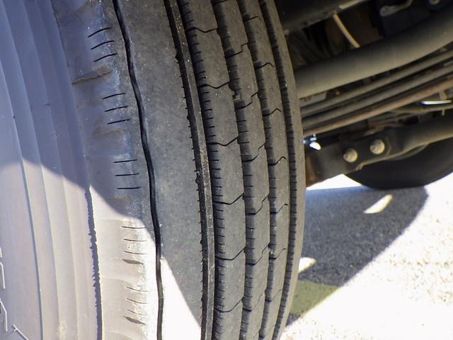 ヒノレンジャー 4.2トン 平ボディー 標準 580 床板張り 左右アオリバランサー ロープ通し穴4対 埋込フック4対 坂道発進補助装置 室内蛍光灯 運転席天井コンソール 純正ラジオ ETC 4200kg 6MT(48枚目)