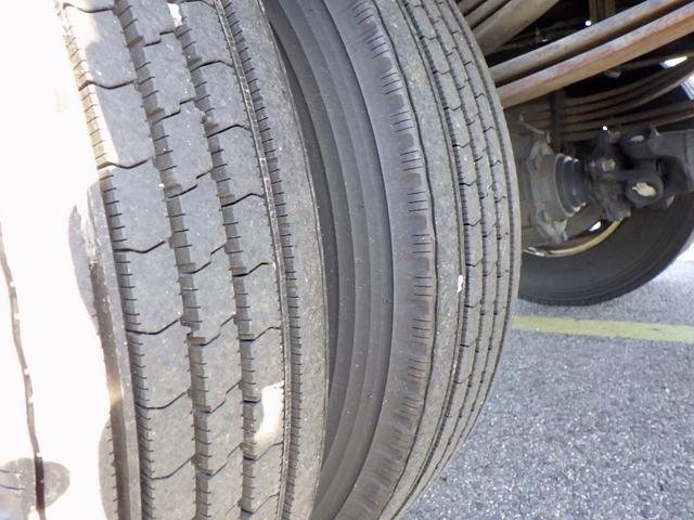 ヒノレンジャー 4.2トン 平ボディー 標準 580 床板張り 左右アオリバランサー ロープ通し穴4対 埋込フック4対 坂道発進補助装置 室内蛍光灯 運転席天井コンソール 純正ラジオ ETC 4200kg 6MT(49枚目)