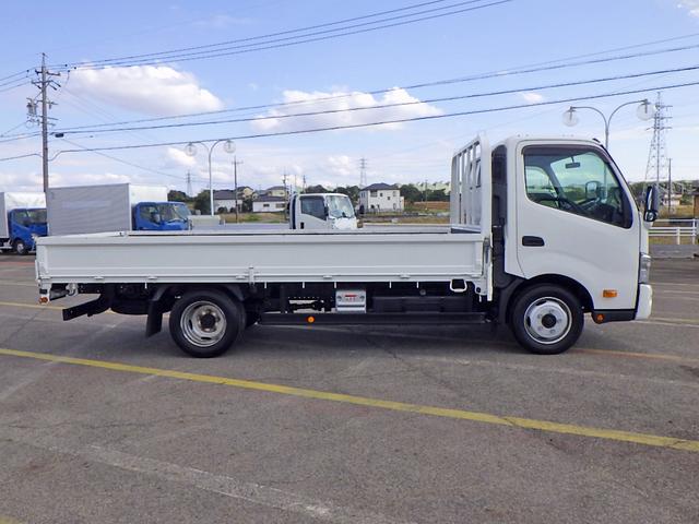 デュトロ 2トン 平ボディー ワイドロング 床板張り 全低床 埋込フック3対 左右アオリバランサー LEDヘッドライト 左右天井コンソール 純正ラジオ Bluetooth USB AUX ETC 保証書 6MT(5枚目)