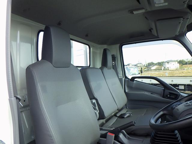 デュトロ 2トン 平ボディー ワイドロング 床板張り 全低床 埋込フック3対 左右アオリバランサー LEDヘッドライト 左右天井コンソール 純正ラジオ Bluetooth USB AUX ETC 保証書 6MT(24枚目)