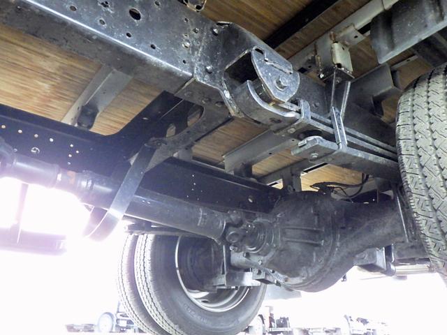 デュトロ 2トン 平ボディー ワイドロング 床板張り 全低床 埋込フック3対 左右アオリバランサー LEDヘッドライト 左右天井コンソール 純正ラジオ Bluetooth USB AUX ETC 保証書 6MT(26枚目)