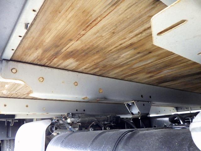 デュトロ 2トン 平ボディー ワイドロング 床板張り 全低床 埋込フック3対 左右アオリバランサー LEDヘッドライト 左右天井コンソール 純正ラジオ Bluetooth USB AUX ETC 保証書 6MT(29枚目)