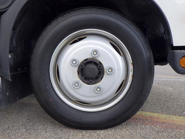 デュトロ 2トン 平ボディー ワイドロング 床板張り 全低床 埋込フック3対 左右アオリバランサー LEDヘッドライト 左右天井コンソール 純正ラジオ Bluetooth USB AUX ETC 保証書 6MT(31枚目)