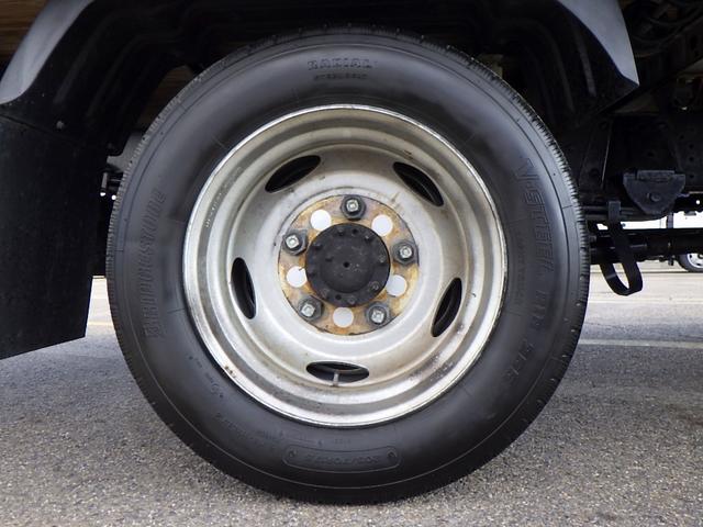 デュトロ 2トン 平ボディー ワイドロング 床板張り 全低床 埋込フック3対 左右アオリバランサー LEDヘッドライト 左右天井コンソール 純正ラジオ Bluetooth USB AUX ETC 保証書 6MT(32枚目)