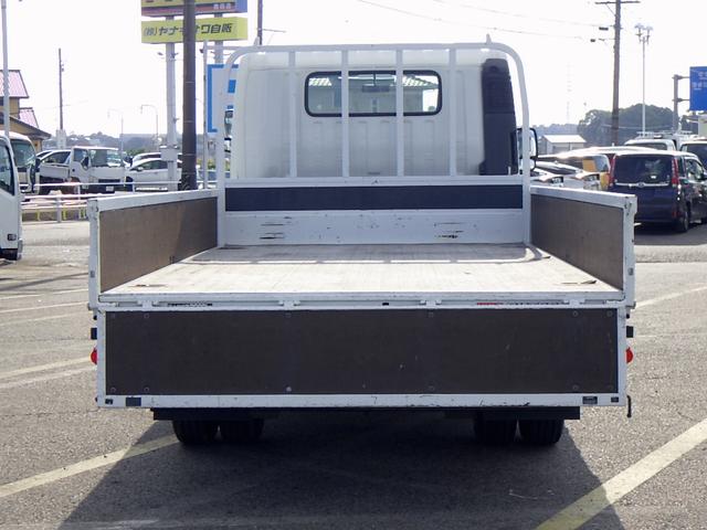 デュトロ 2トン 平ボディー ワイドロング 床板張り 全低床 埋込フック3対 左右アオリバランサー LEDヘッドライト 左右天井コンソール 純正ラジオ Bluetooth USB AUX ETC 保証書 6MT(39枚目)
