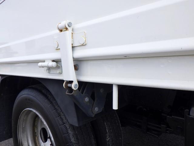 デュトロ 2トン 平ボディー ワイドロング 床板張り 全低床 埋込フック3対 左右アオリバランサー LEDヘッドライト 左右天井コンソール 純正ラジオ Bluetooth USB AUX ETC 保証書 6MT(45枚目)