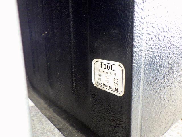 デュトロ 2トン 平ボディー ワイドロング 床板張り 全低床 埋込フック3対 左右アオリバランサー LEDヘッドライト 左右天井コンソール 純正ラジオ Bluetooth USB AUX ETC 保証書 6MT(46枚目)