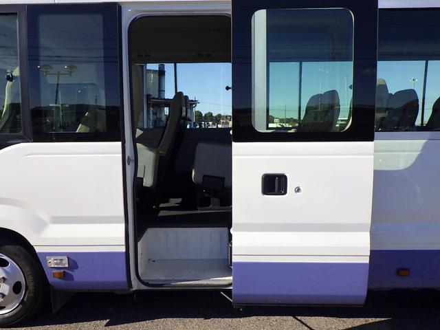 コースター ロングＬＸ　マイクロバス　ロング　ＬＸグレード　２９人乗り　自動スイングドア　リクライニングシート　正席３点シートベルト　右側荷物棚　衝突軽減ブレーキ　車線逸脱警報　デジタル時計　ナビ・ＴＶ　バックカメラ　ＡＴ（7枚目）