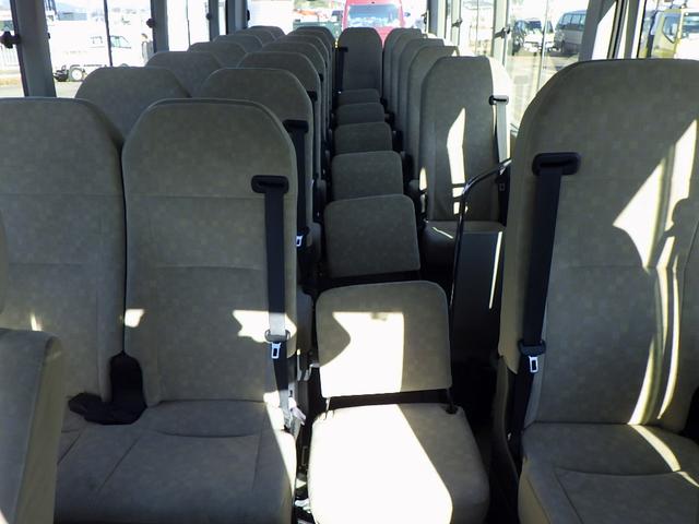 コースター ロングＬＸ　マイクロバス　ロング　ＬＸグレード　２９人乗り　自動スイングドア　リクライニングシート　正席３点シートベルト　右側荷物棚　衝突軽減ブレーキ　車線逸脱警報　デジタル時計　ナビ・ＴＶ　バックカメラ　ＡＴ（11枚目）