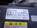 　２トン　平ボディー　ハイキャブ　荷台セミワイドロング　全低床　荷台床板張り　左右アオリバランサー　３方開　エルフＯＥＭ車　坂道発進補助装置　キーレス　Ｗエアバッグ　２０００ｋｇ　５ＭＴ（27枚目）