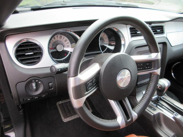マスタング Ｖ６　プレミアム　正規ディーラー車　実走行４１２００ｋｍ　整備記録簿付き　本皮シート　メモリーナビフルセグＴＶ　１９インチＡＷ　リアスポイラー（17枚目）