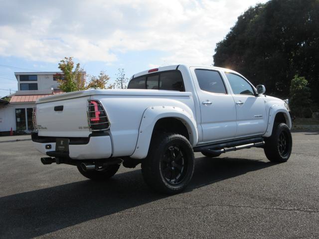 タコマ ダブルキャブ　４ＷＤ　新車並行車　リフトアップ　実走行４６８００マイル　オートチェック＆カーファックス付き　社外２０インチＡＷ＆オーバーフェンダー＆グリルガード（3枚目）