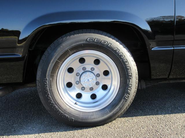 シボレーサバーバン ベースグレード　新車並行車　１オーナー　実走行６５３００マイル　４５４ビックブロックエンジン７．４Ｌ　カーファックス付き　同色ブラックＮＥＷペイント　１ナンバー登録　ローダウンＣノッチ　社外ＡＷ　ベンチシート（19枚目）