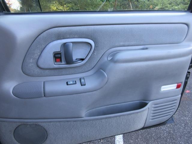 シボレーサバーバン ベースグレード　新車並行車　１オーナー　実走行６５３００マイル　４５４ビックブロックエンジン７．４Ｌ　カーファックス付き　同色ブラックＮＥＷペイント　１ナンバー登録　ローダウンＣノッチ　社外ＡＷ　ベンチシート（29枚目）