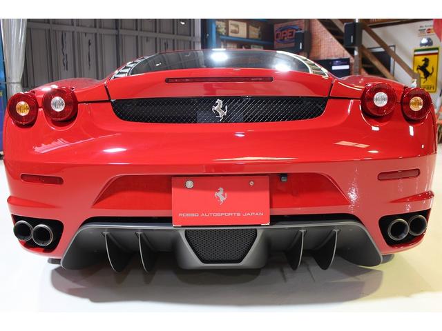 Ｆ４３０ Ｆ１　正規ディーラー車　デイトナシート　ロッソコルサ　左ハンドル　七宝焼きエンブレム　バックカメラ　イエローレブカウンター　キセノンヘッドライト　１９インチアロイホイール（3枚目）