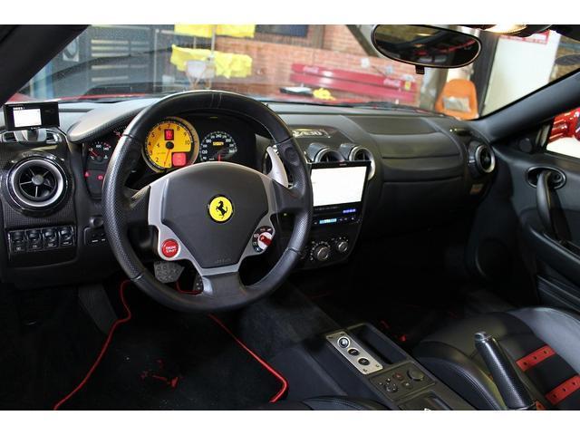 Ｆ４３０ Ｆ１　正規ディーラー車　デイトナシート　ロッソコルサ　左ハンドル　七宝焼きエンブレム　バックカメラ　イエローレブカウンター　キセノンヘッドライト　１９インチアロイホイール（11枚目）