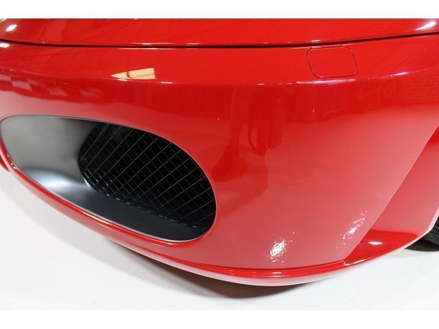 Ｆ４３０ Ｆ１　正規ディーラー車　デイトナシート　ロッソコルサ　左ハンドル　七宝焼きエンブレム　バックカメラ　イエローレブカウンター　キセノンヘッドライト　１９インチアロイホイール（27枚目）