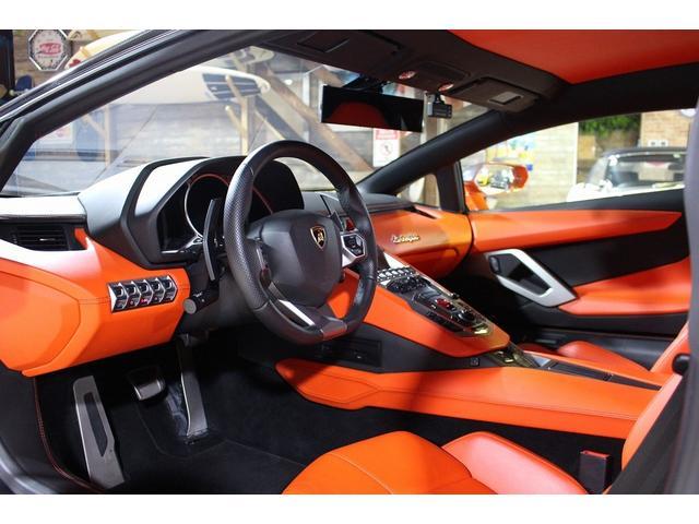アヴェンタドール ＬＰ７００－４　ＳＶＲフルエアロ　カーボンファイバーキックプレート　オレンジブレーキキャリパー　ドライブレコーダー　バックカメラ　左ハンドル（27枚目）