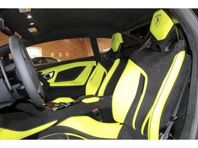 ウラカン ステラート　全世界限定１４９９台　正規ディーラー車　ＮＥＲＯ　ＮＥＭＥＳＩＳ　カーボンファイバー製セミバケットスポーツシート　Ｓｔｅｒｒａｔｏロゴ入りルーフレール　専用サスペンション　ラリーモード（15枚目）