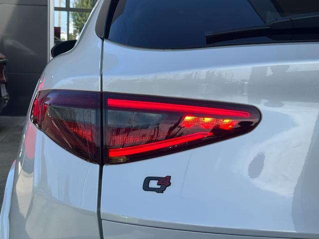 ステルヴィオ クアドリフォリオ　２．９リッター　Ｖ６ツインターボエンジン　４ＷＤ　５１０馬力（26枚目）