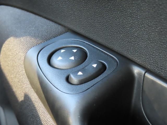 ５００ １．２　カルト　１．２　ポップ　認定中古車保証　禁煙車　ＥＴＣ　ＡｐｐｌｅＣａｒｐｌａｙ　Ｂｌｕｅｔｏｏｔｈ　ＵＳＢ　ボディ同色インパネ　チェック柄シート　ホワイトステアリング　ＭＴモード（30枚目）