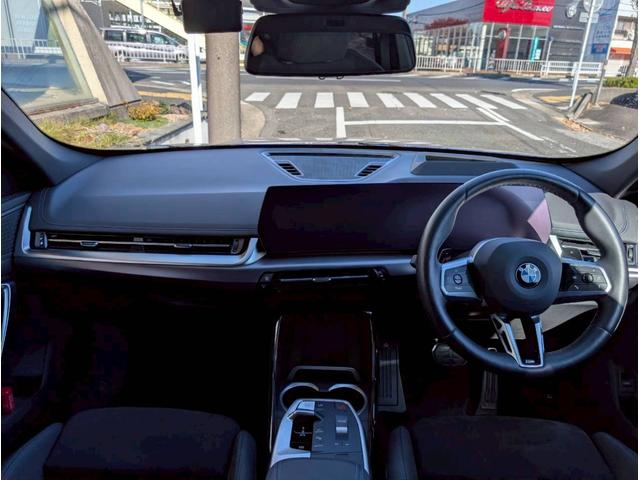 Ｘ１ ｘＤｒｉｖｅ　２０ｄ　Ｍスポーツ　Ｍ　Ｓｐｏｒｔ専用カラー／ハーフレザーシート／シートヒーター／ＬＣＷ／ヘッドアップディスプレイ／３６０度カメラ／ワイヤレスＣ／インテリアカメラ／ＥＴＣ／ドラレコ／パワーバックドア／ＰＷシート（7枚目）