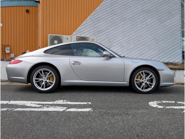 ９１１ ９１１カレラ　ＭＴ車／後期型／ＥＴＣ／バックカメラ／ナビ／イエローキャリパー／純正アルミホイール／ブラックフルレザート／左ハンドル／後期型ＬＥＤテールライト（20枚目）
