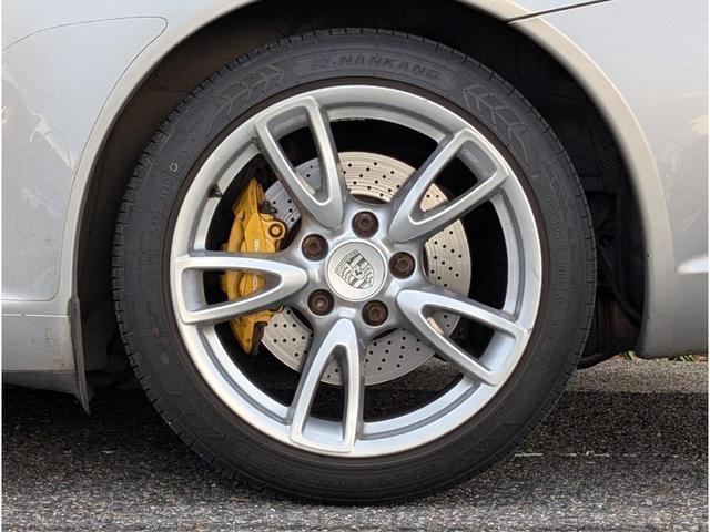 ９１１ ９１１カレラ　ＭＴ車／後期型／ＥＴＣ／バックカメラ／ナビ／イエローキャリパー／純正アルミホイール／ブラックフルレザート／左ハンドル／後期型ＬＥＤテールライト（23枚目）