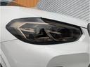 ステータスの象徴:BMWのエンブレムと特別仕様が、所有者の個性とステータスを際立たせます。