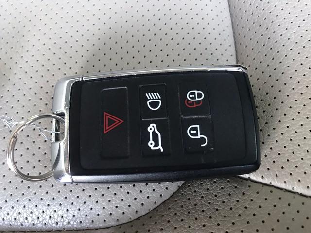 ディフェンダー １１０ＸＳエディション　Ｐ３００　４ＷＤ　全周囲カメラ　クリアランスソナー　オートクルーズコントロール　レーンアシスト　パワーシート　衝突被害軽減システム　サンルーフ　ナビ　オートライト　ＬＥＤヘッドランプ　アルミホイール（51枚目）