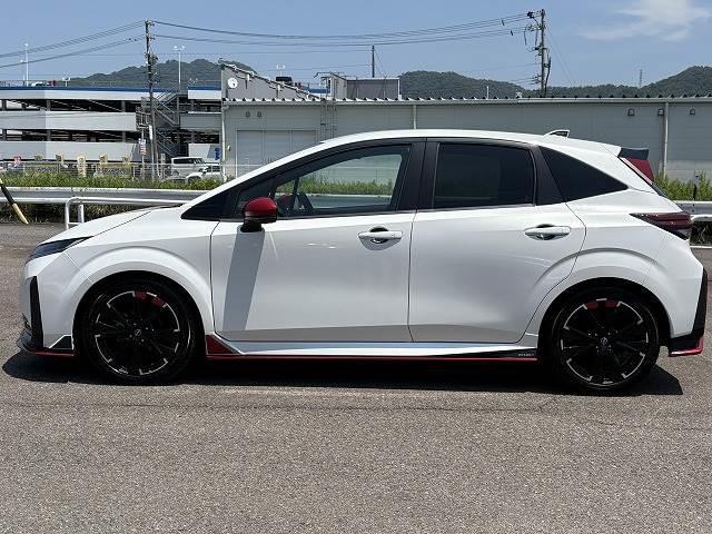 オーラ ニスモ　禁煙車　レカロシート　プロパイロット　寒冷地仕様　全周囲カメラ　純正ナビＴＶ　ＥＴＣ２．０　デジタルインナーミラー　ステアリングヒーター　シートヒーター　ＨＤＭＩ　純正１７インチＡＷ　ドラレコ　ＢＳＭ（16枚目）