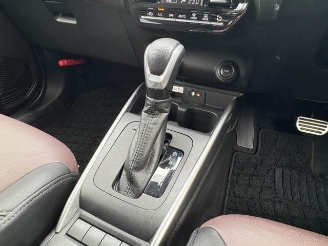 フロンクス ベースグレード　禁煙車　全周囲カメラ　純正ナビ　フルセグＴＶ　ハーフレザーシート　ＥＴＣ　シートヒーター　追従クルーズコントロール　ＢＳＭ　ＬＥＤヘッドライト　Ｑｉ充電　ＥＴＣ　純正１６インチアルミ　プッシュスタート（10枚目）